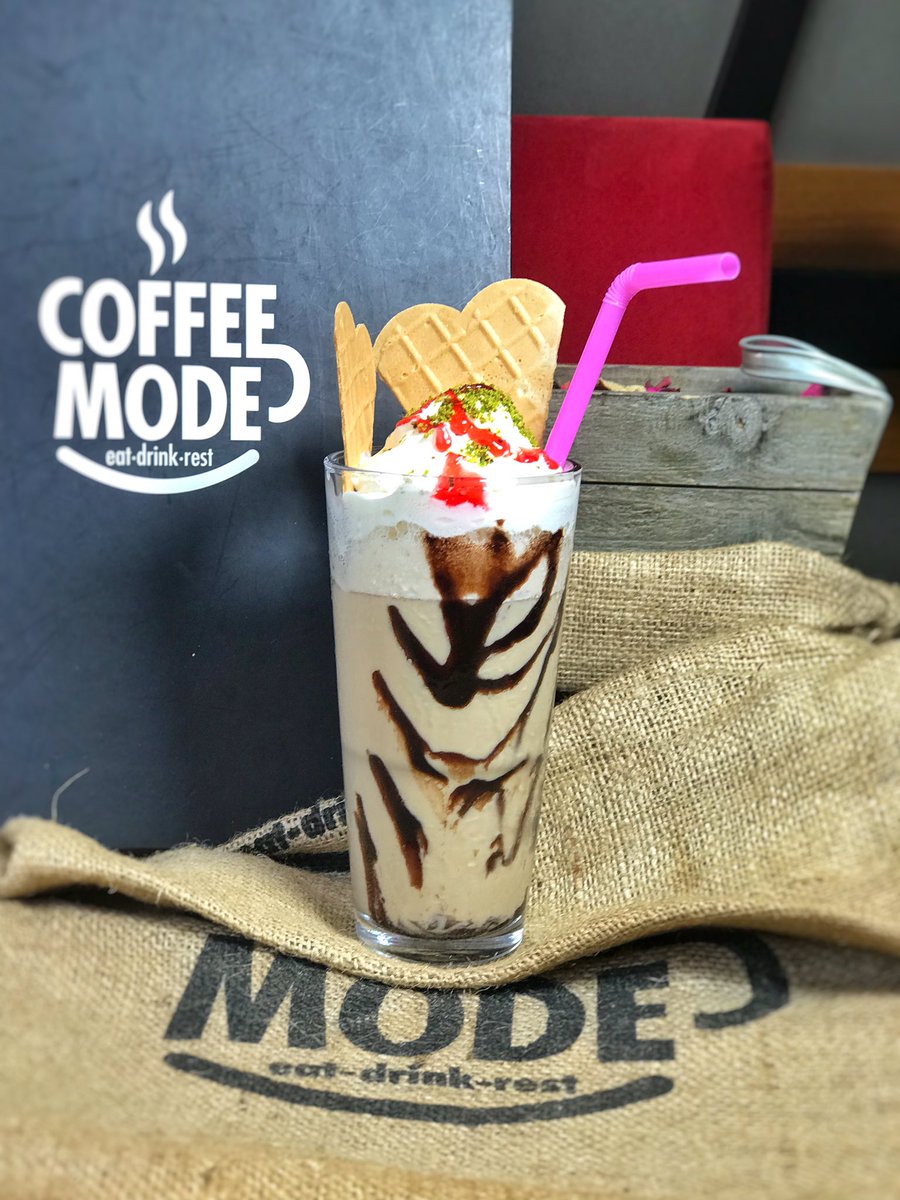CoffeeeMode's tweet photo. Güneşli havayı görünce modumuza milkshake yakışıyor🕺👌 Çileklisinden çikolatalısına, vanilyalısından böğürtlenlisine çeşit çeşit millshakelerden dilediğinizi seçin!🍔
.
.
#coffeemodependik #coffeetime #milkcoffee #frozen #ice #chocolate #coffeelover #coffee #cafe #instacoffee https://t.co/vPlT1Yet0b
