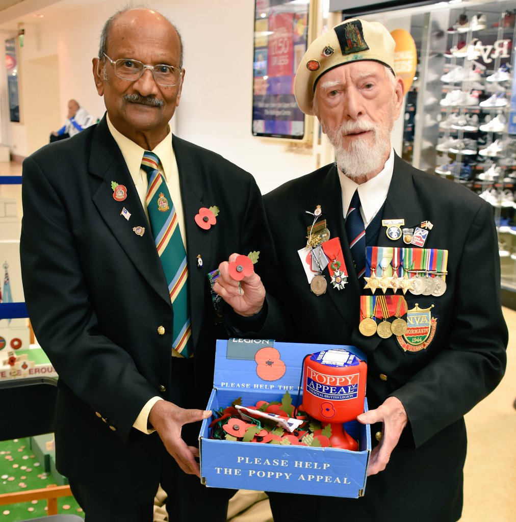 Firesnapper999's tweet photo. Met the wonderful individuals selling @PoppyLegion items at .@shopwellington #Aldershot, inc. the legend #LewisTrinder & Sebastian. And Glenda (far left), who spent 5hrs+ knitting this wreath. Amazing dedication 👍Come down and grab your Poppy now #LestWeForget https://t.co/Yw6ng8i4ea