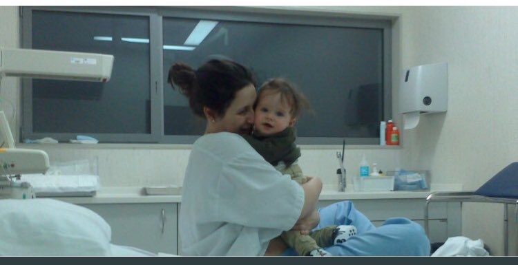 #bajadematernidaddignaya Los principales perjudicados de una baja tan corta y escasa, son los crios, tan peques, 4 meses no són nada. Como médicos (gines, pediatras,etc), reclamar una baja  de al menos 26s para poder cuidar a los hijos es un deber de todos. #de16a26 #maternidad