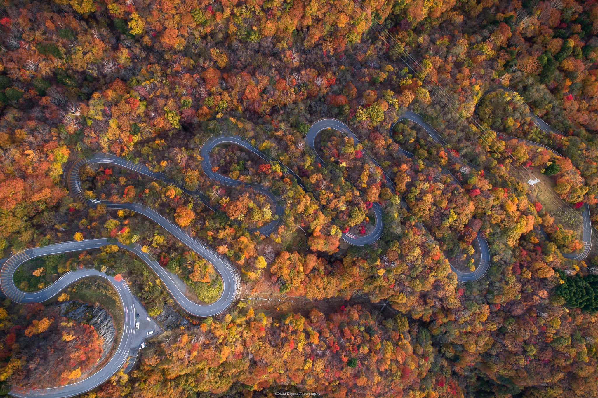 綺麗だなぁ 今年のいろは坂の紅葉です 上空からの撮影すごい 話題の画像プラス