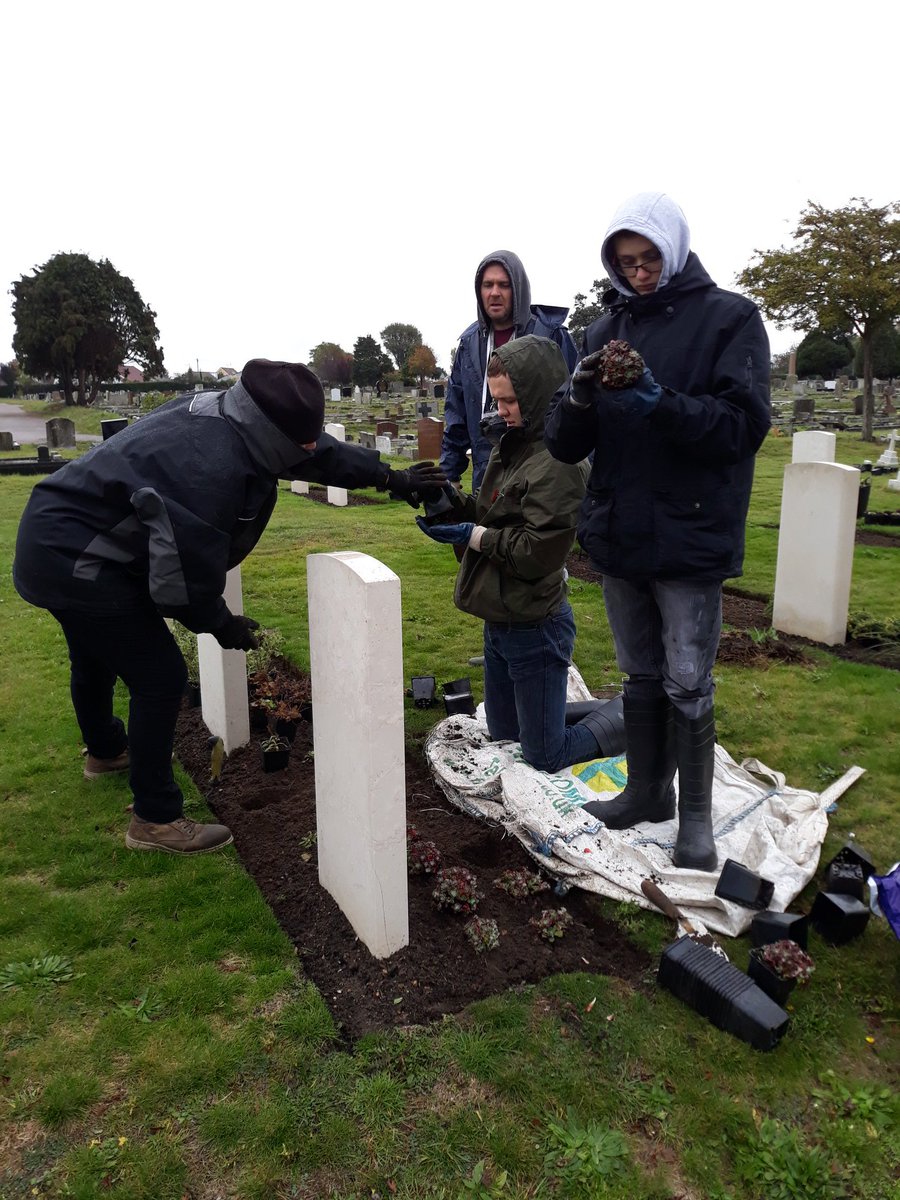 AnnaPhoti's tweet image. Students from Shorefields School #clacton participating in replanting of @CWGC war graves plot at Clacton Cemetery despite the rain! @WW1_Education #legacy110