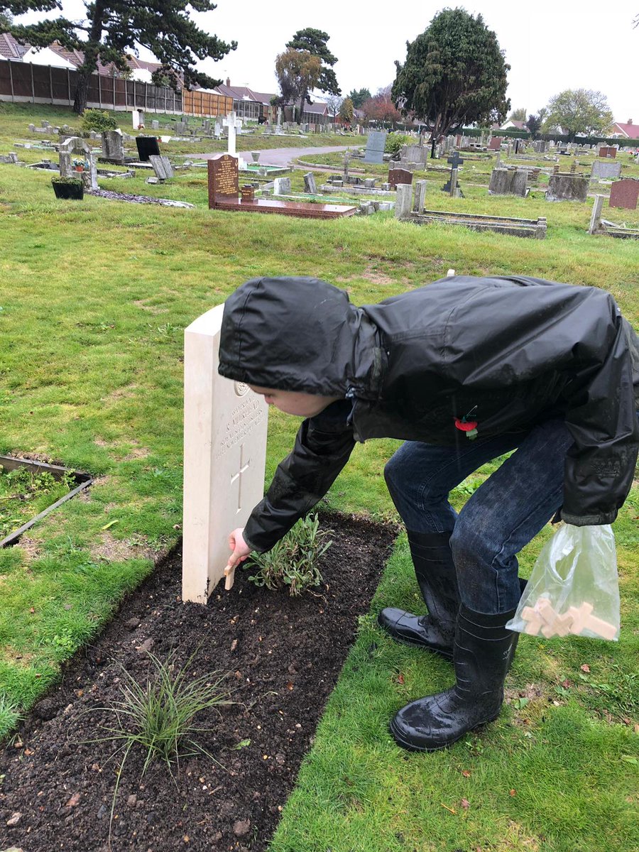 AnnaPhoti's tweet image. Students from Shorefields School #clacton participating in replanting of @CWGC war graves plot at Clacton Cemetery despite the rain! @WW1_Education #legacy110