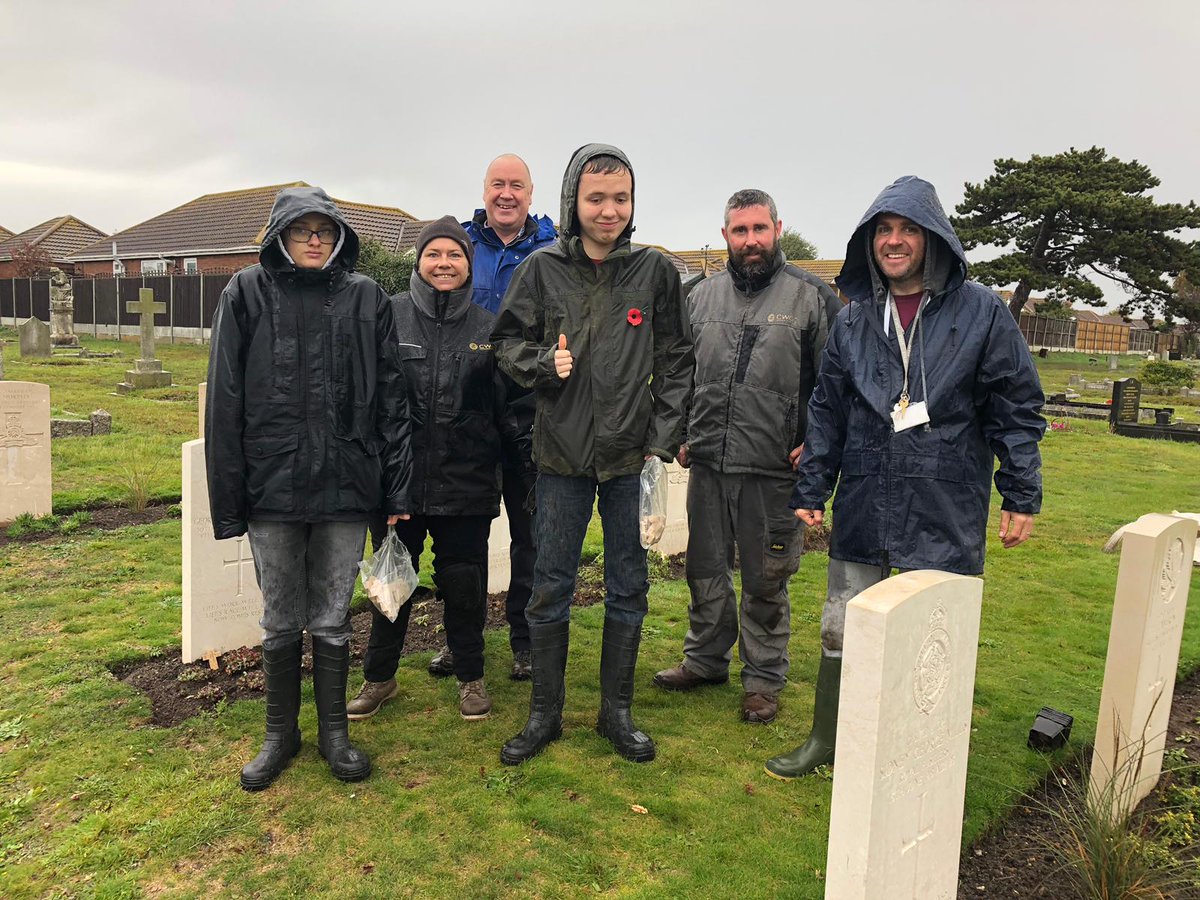 AnnaPhoti's tweet image. Students from Shorefields School #clacton participating in replanting of @CWGC war graves plot at Clacton Cemetery despite the rain! @WW1_Education #legacy110