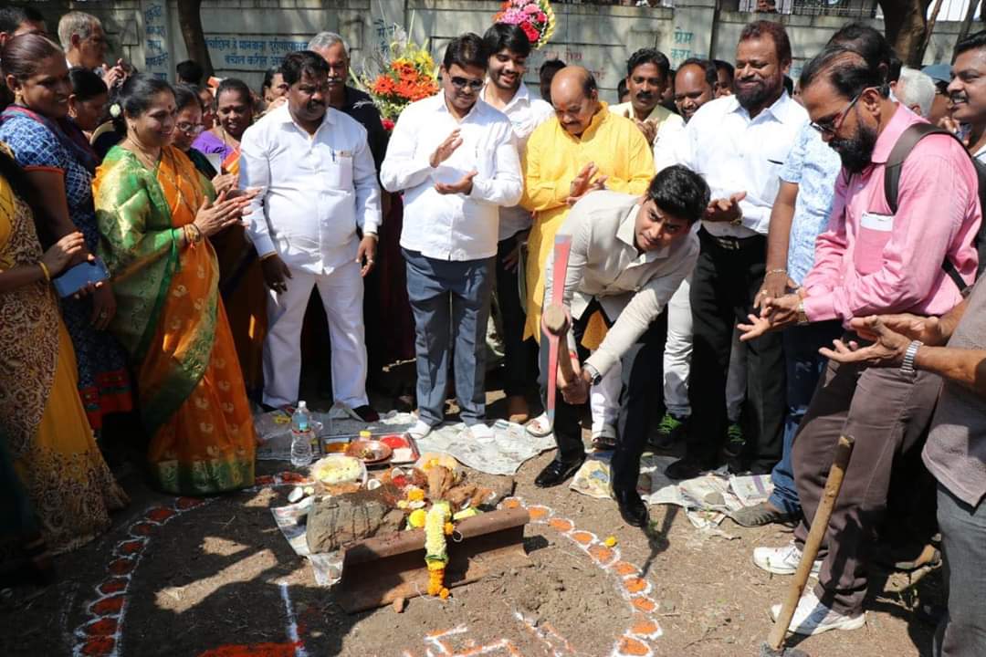 DrSEShinde's tweet photo. Today inauguration of #New #HomePlatform work at #Kopar #RailwayStation was held. This will ease the commuters' stress and will also reduce the stress on FOB. Due to continuous follow-ups for last 3yrs, Rs.10 Cr has been sanctioned for the new platform.
#KalyanLokSabha #ShivSena https://t.co/0lalw18awE