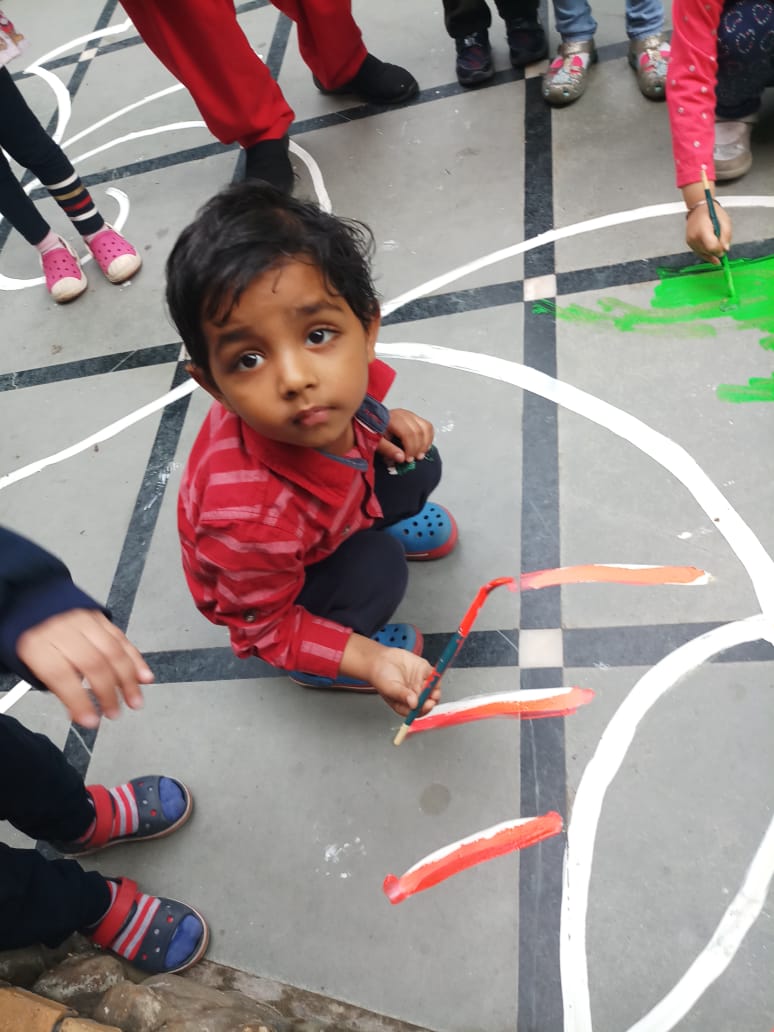 LearningTreeDel's tweet image. Check out these little artists engaging in rangoli making activity and thoroughly enjoying their Diwali week to the fullest.🤩

#TheLearningTree #Thelearningtreedelhi #preschool #playgroup #thelearningtreeplayschool #preschooler #students #Diwali #Diwali2k18  #diwalifun #rangoli