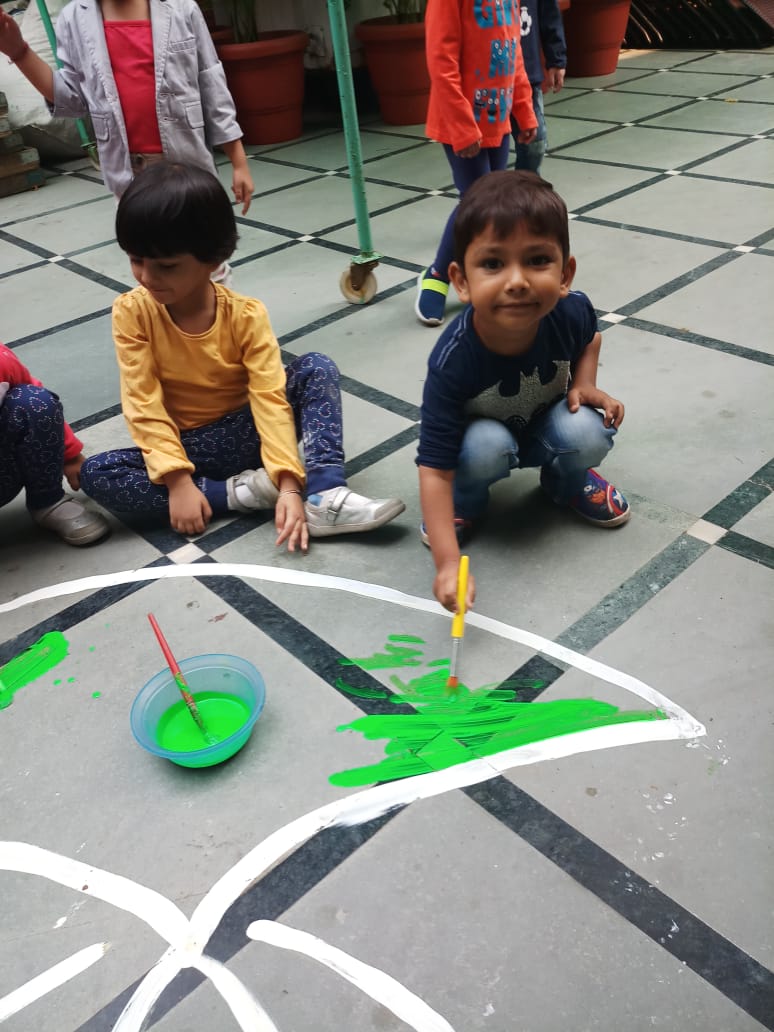 LearningTreeDel's tweet image. Check out these little artists engaging in rangoli making activity and thoroughly enjoying their Diwali week to the fullest.🤩

#TheLearningTree #Thelearningtreedelhi #preschool #playgroup #thelearningtreeplayschool #preschooler #students #Diwali #Diwali2k18  #diwalifun #rangoli