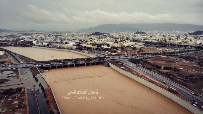kk807's tweet photo. جبل وعيره وقف مذهول
يعانق الغيم وينادي :

يقول طيبه تراها سيول
وريح المطر كنه الكادي
#خليف_المشوح 
 #امطار_المدينه https://t.co/3x6NHBHYQl