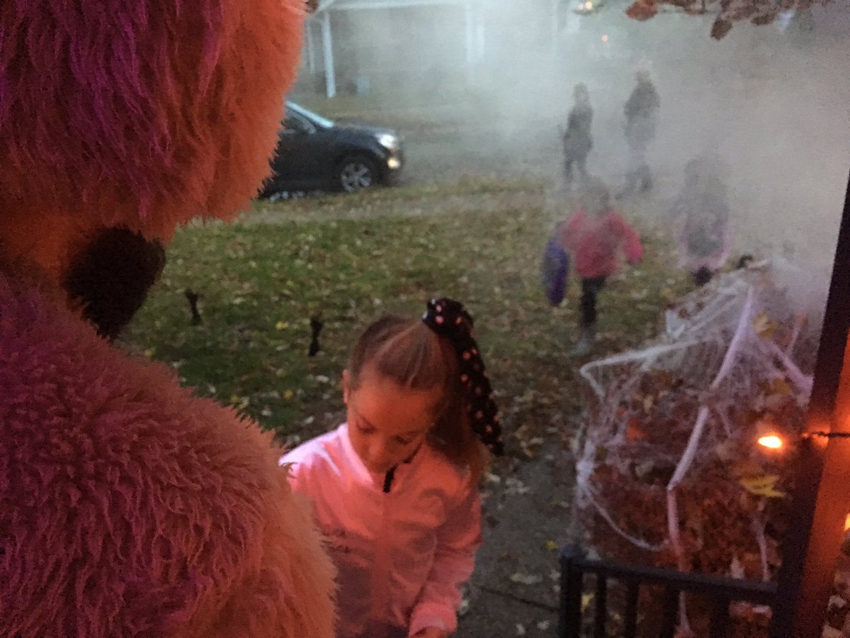mjg269's tweet photo. Spooked the neighborhood yesterday. For the kids! #Halloween18 #TrickOrTreaters https://t.co/xXHVK33Tvx