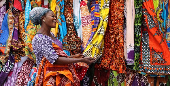 MITAFRICA's tweet image. Amah Edoh's research focuses on the “African print” or “wax" cloth textile—a particular variety of which Edoh uses as a lens for examining Africa’s place on the world stage. Read @MIT_SHASS article: ow.ly/BjIH50jxuM6