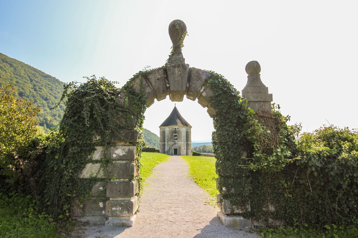 cityoftheweek's tweet photo. The iconic Devil's Bridge is one of the coolest additions to #Soteska Mansion.
Find out more about the underrated #Dolenjska Region of Southeastern #Slovenia in the fresh blog post: https://t.co/Go6AtfxMXH #visitslovenia #ttot #travel #travelblogger #europe https://t.co/YOI2NK9XA0