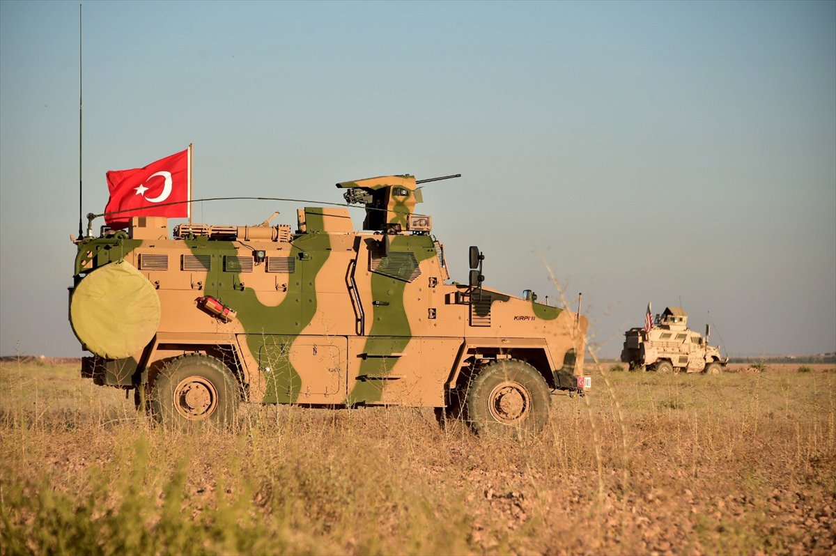 abdullahciftcib's tweet photo. Türk Silahlı Kuvvetleri (TSK) ve ABD ordusu, Menbiç yol haritası çerçevesinde ilçede ortak devriye faaliyetine başladı. https://t.co/iuXhdQO0eP