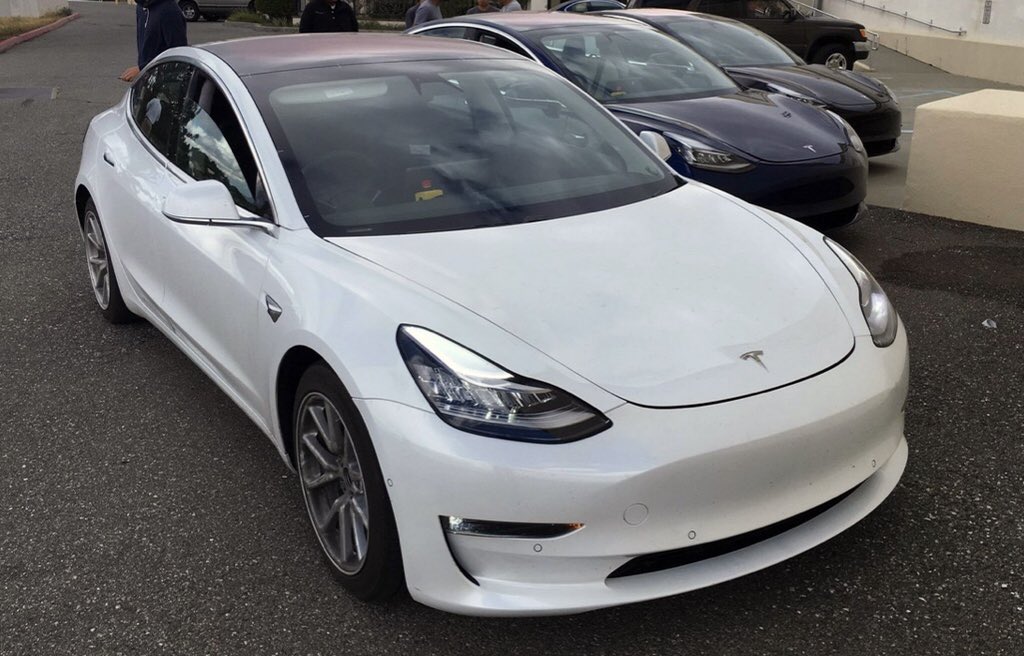 EverythingEVs's tweet photo. From far away the #Porsche and the #Model3 kind of look the same. @elonmusk @TheTeslaLife @teslaology @teslatidbits #Tesla #TeslaModel3 #car #Transportation #EV #ThursdayThoughts https://t.co/93yEmiO5Of