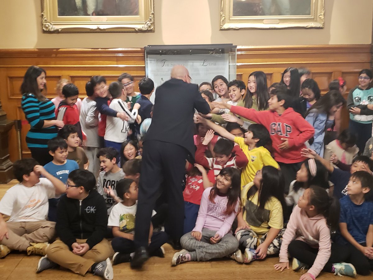 vincentkeDVN's tweet photo. To the grade 5s from Cresthaven PS, welcome to Queen’s Park! I hope you enjoyed your time here! #ontla #DonValleyNorth https://t.co/qvW7tGtVEV