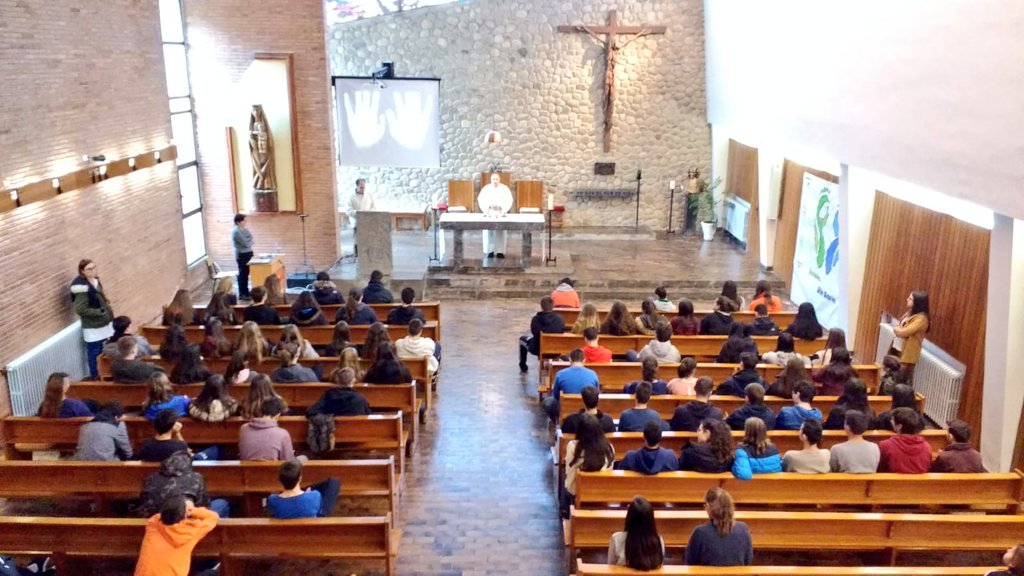 MarianistasLgr's tweet photo. 💙💚 "Aquel que es recordado vivirá para siempre" 💚💙. Ayer alumnos y profes de #Secundaria recordamos en una emotiva eucaristía a todas aquellas personas que ya no están con nosotros💚💙 #Abuelos #Abuelas #Papás #Mamás #Hermanos #Hermanas #Familares #Amigos #DíaDeTodosLosSantos https://t.co/nsLjwssUAx
