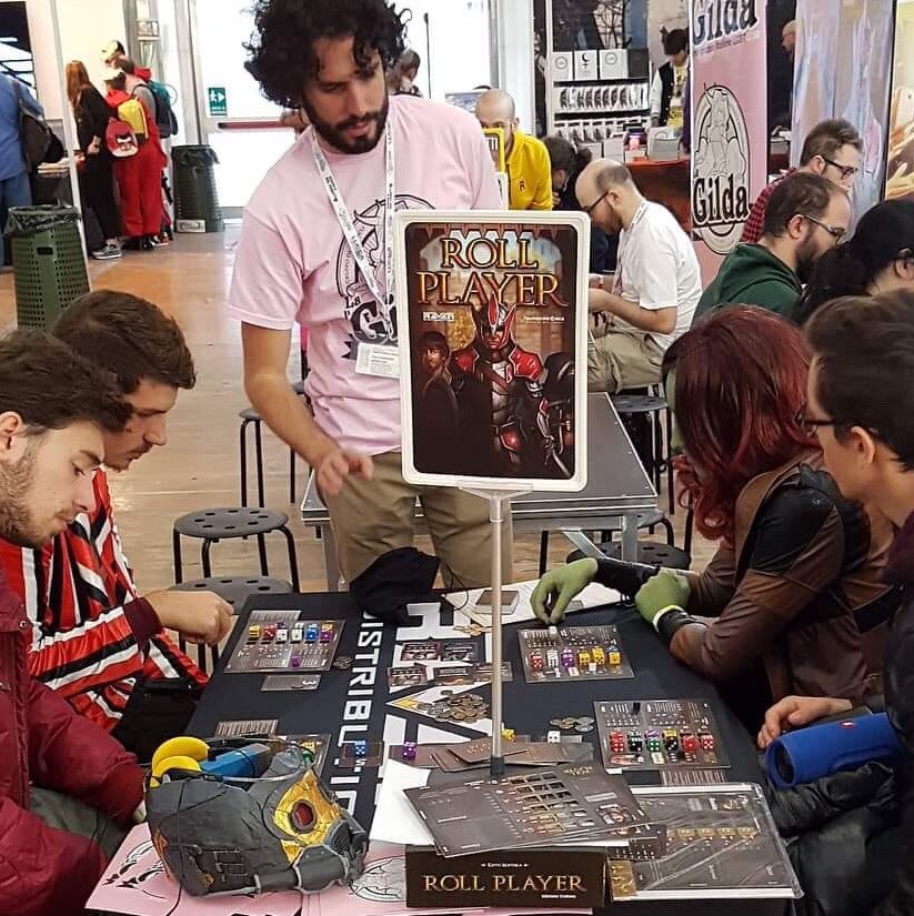 Liesbethnl's tweet image. Roll Player Edizione Italiano available at Lucca right now. Great cooperation between @thunderworksgam and #RavenDistribution 
I love seeing all our foreign versions pop up 😍🤩😃