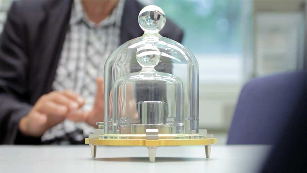 14/ For 129 years, the kilogram has been defined as just the mass of a physical artifact stored in a vault in France (called the International Prototype Kilogram, the IPK).Image credit: "The State of the Unit"