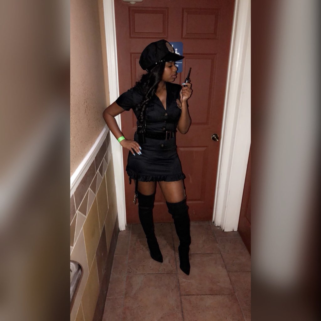fineapplesONLY's tweet photo. you have the right to remain silent.🤫🚔
#MrsOfficer
#CallingForBackup https://t.co/trjgr2TjyJ