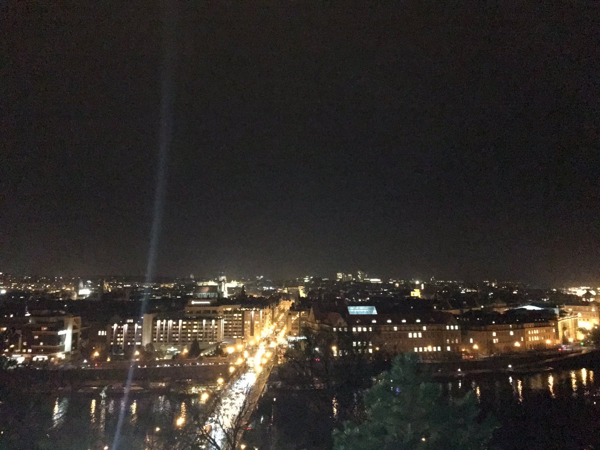 _thisisflo_r's tweet photo. Greetings from Prague, Czech Republic 🇨�� #goodevening #goldenestadt https://t.co/KmKLnrchGs