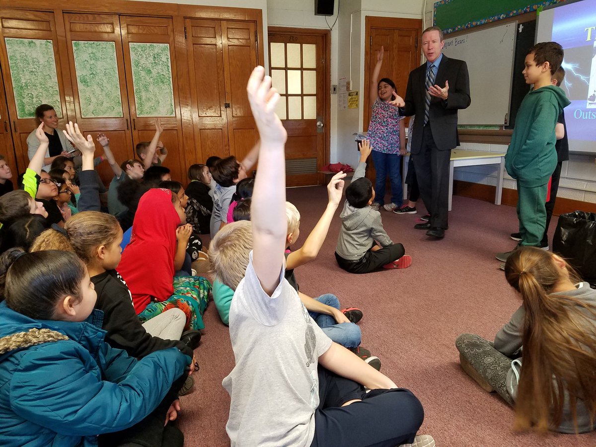 BryantSCCSD's tweet photo. 3rd grade had a special visit from Ron Demers today to talk about clouds and weather! #SCCSD #ktiv https://t.co/37wMdZAYQA