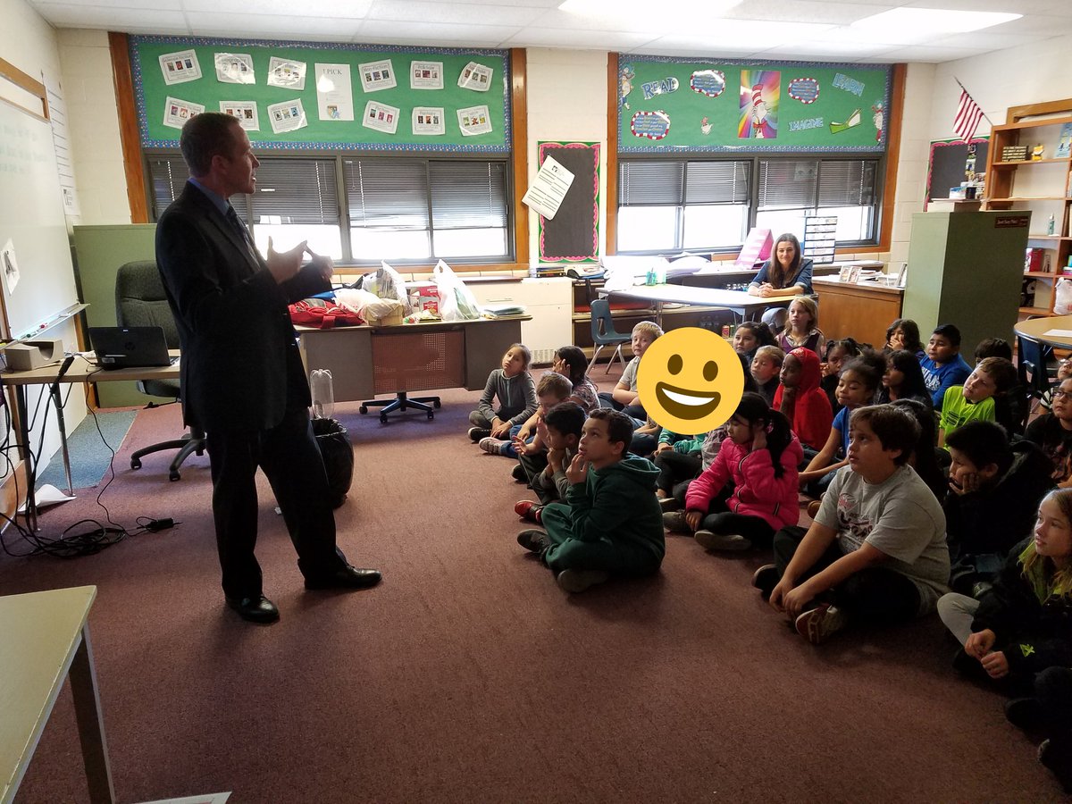 BryantSCCSD's tweet photo. 3rd grade had a special visit from Ron Demers today to talk about clouds and weather! #SCCSD #ktiv https://t.co/37wMdZAYQA