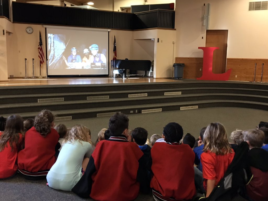 Watching @BeccaPeixotto inside the #RisingStarCaves with #ExplorerClassroom! @LeeRberger @NatGeoEducation @Lightinglamps