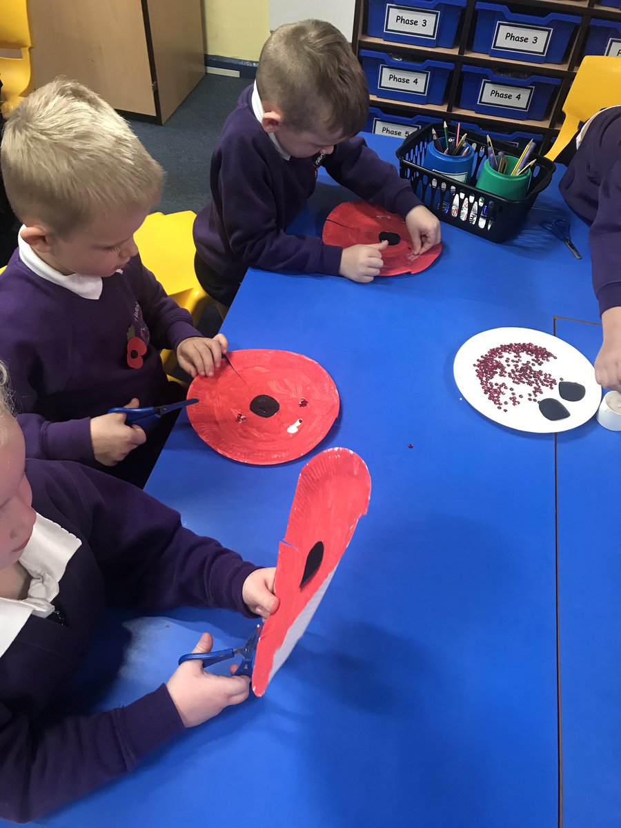 ThackleyPrimary's tweet photo. Year One are busy making their poppies for our school poppy wave #Remembrance100 #weshallrememberthem #respect #history #poppywave #PoppyAppeal @PoppyLegion https://t.co/4guM79njKT