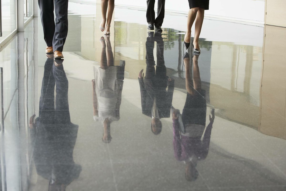 Een glanzende vloer is ontzettend mooi. Maar hoe zorgt u ervoor dat uw bezoekers niet uitglijden? U blijft ten alle tijden aansprakelijk.