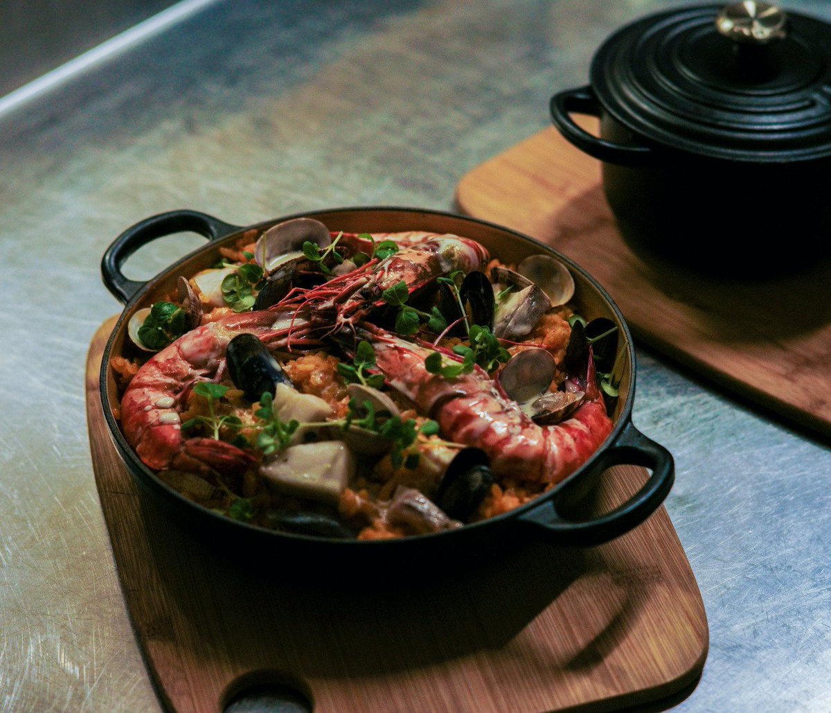 QUOI DE NEUF ? Notre Paëlla Safranée ! Dispo tous les soirs au Yacht Club (8, rue Saint-Lazare 7009) sauf le Dimanche.
#paella #hot #gambas