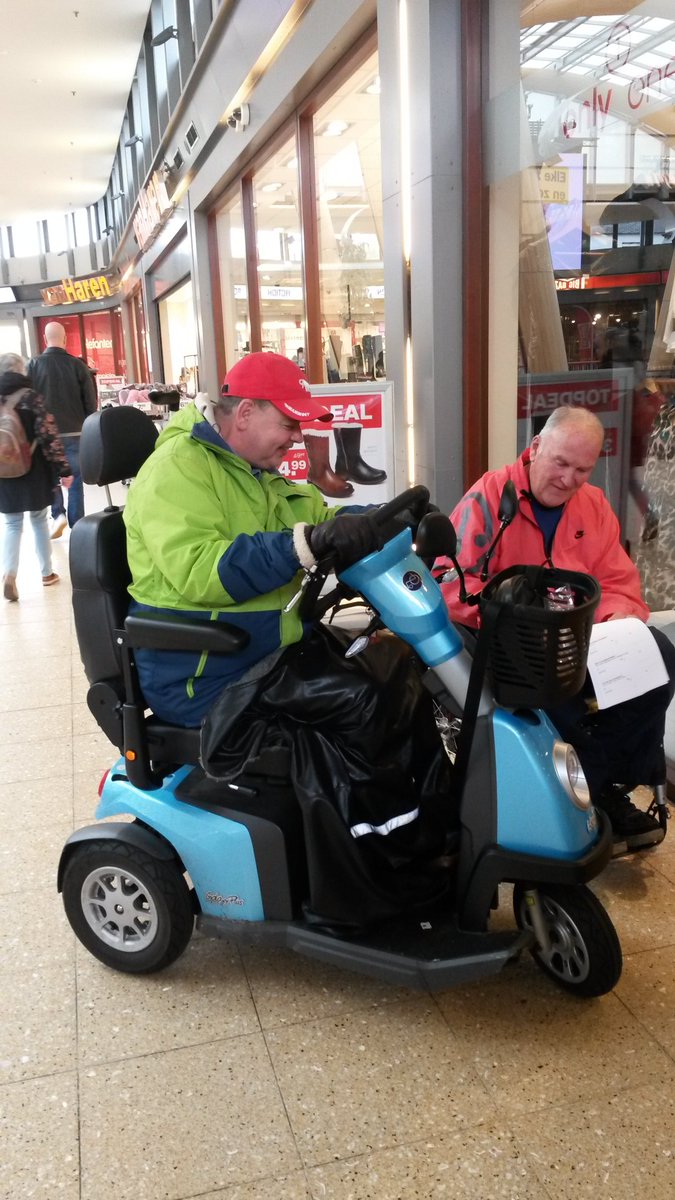 Voorall's tweet photo. Tweede ronde #toegankelijkheid in kaart brengen van winkels op de #Leyweg. Onze (ervarings)deskundige testers doen het weer! Resultaten binnenkort op @ongehinderd https://t.co/cIVomgwPfS