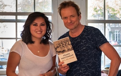 UniLeiden's tweet photo. Gastschrijver Frank Westerman heeft, met hulp van Leidse studenten, het boek 'Wij, de mens' geschreven. Studente Lian Hof voelde hem aan de tand over het schrijfproces en zijn gastschrijverschap aan de Universiteit Leiden: https://t.co/EYoBU6VU3L https://t.co/xKSGBb4Axv