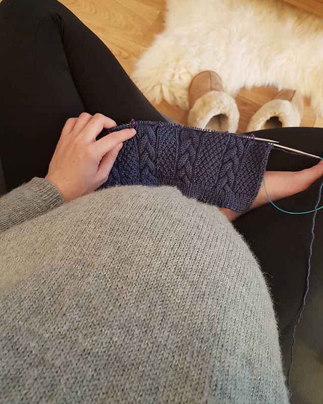 coolCocotte's tweet photo. Le programme de cet après-midi : tricoter le #jonescardigan pour mon neveu Harrison (né la semaine dernière le jour de mon anniversaire et bien sûr il est à croquer !! C'est le premier des petits enfants de la famille). Je tricote la taille 6-12 mois pou… https://t.co/ZHoXkL8EIT https://t.co/2un7TUkuCd