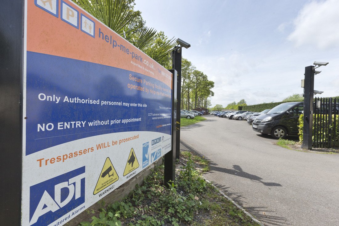 HelpMePark's tweet image. It's FRIDAY!!!! Are you going anywhere nice this weekend? #travel #ttot #tbex #rtw #gatwick #airportparking #fridayfeels