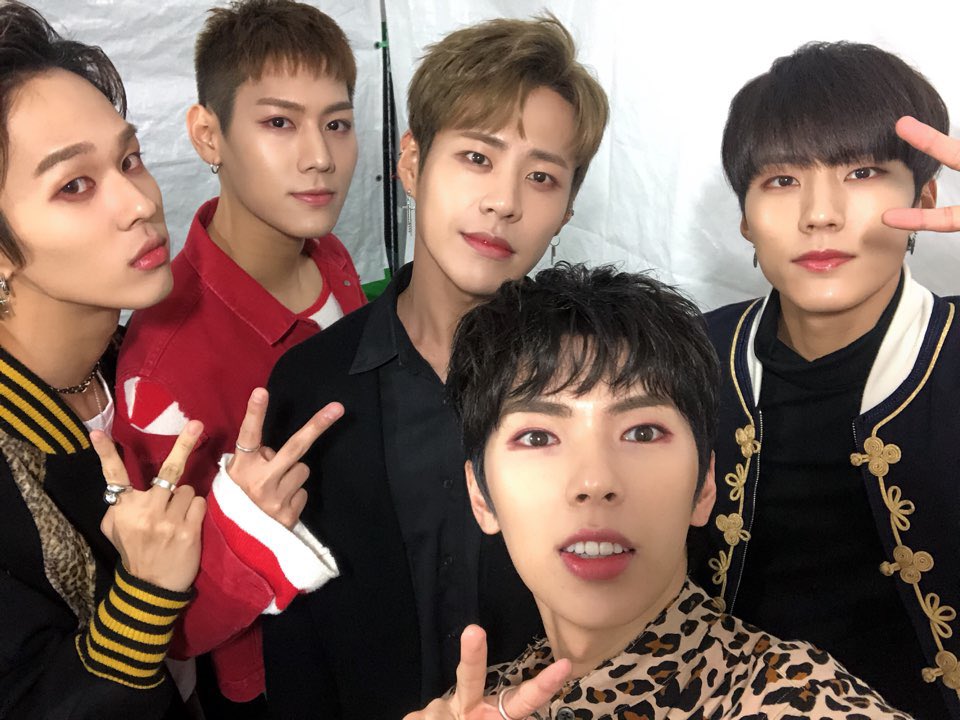 JianBrazil's tweet photo. 28.10.2018 - Atualização dos meninos na conta oficial.

"As 12:40, #IMFACT aparecerá no canal A no Romantic Concert in Autumn" https://t.co/WAiWaJFkIO