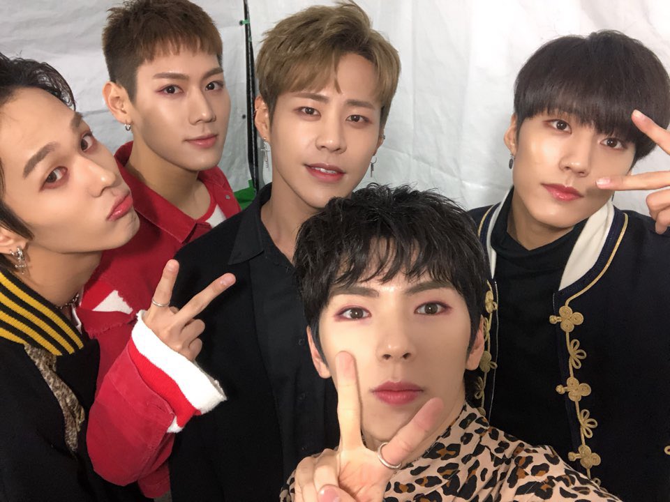 JianBrazil's tweet photo. 28.10.2018 - Atualização dos meninos na conta oficial.

"As 12:40, #IMFACT aparecerá no canal A no Romantic Concert in Autumn" https://t.co/WAiWaJFkIO