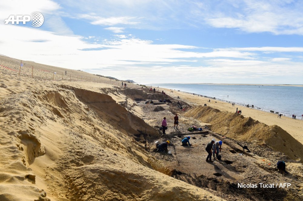 afpfr's tweet photo. Sous ses 55 millions de m3 de sable, des tessons, des trous de poteau et des vestiges de l'âge du Fer : la dune du Pilat fait l'objet de fouilles archéologiques qui montrent que la plus haute dune d'Europe fut habitée pendant des siècles https://t.co/BH7BbzUKJg @fabiennefaur #AFP https://t.co/rdFe75rJtg