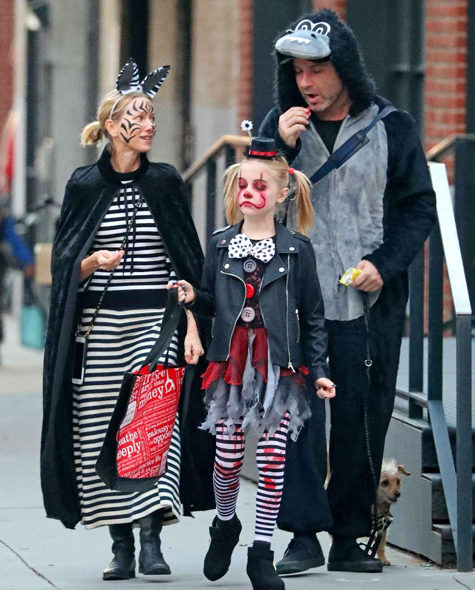 Naomi Watts Source New Naomi Was Seen With Liev Schreiber And Their Sons In Tribeca New York City On October 31 18 T Co Hcdo1vyt Twitter