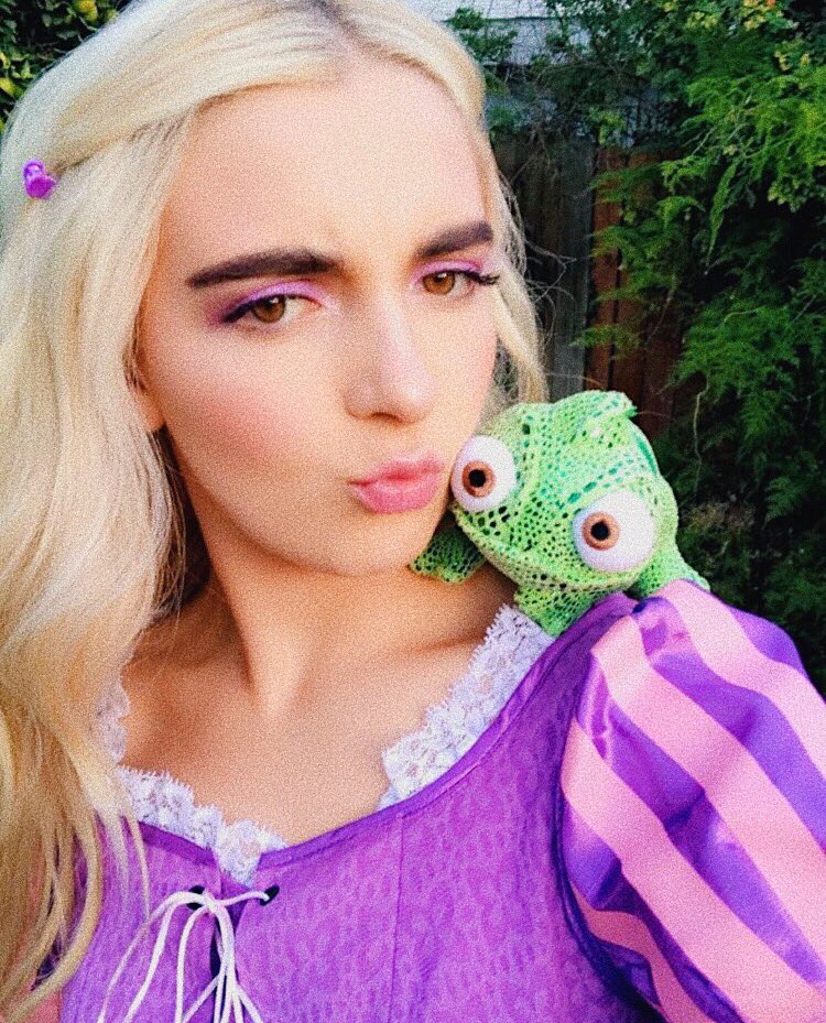 R0SSADDICTION's tweet photo. this is probably the best costume she's worn! totally fits her personality. 💗🥰💗 https://t.co/AmSFMsmDuS