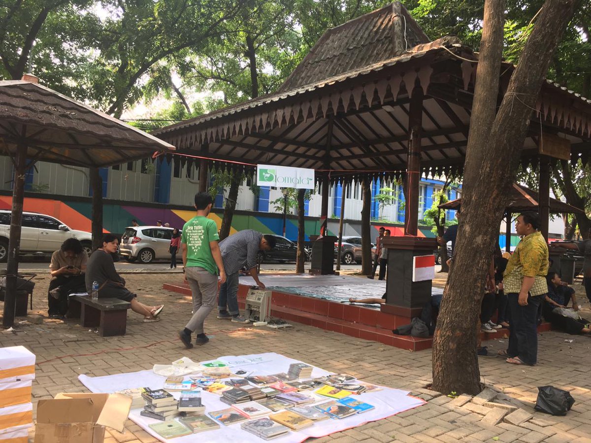 stomata_'s tweet photo. Ngobrol-ngobrol novel "Senandung di Kota Bandung" bersama Tiyas Puspita, Nurlaili Dini, dan Nabila Yusufa di Puri Lingua UNJ, sore tadi. Rawamangun belum lesu ternyata :)) https://t.co/0GWtIqlrQr