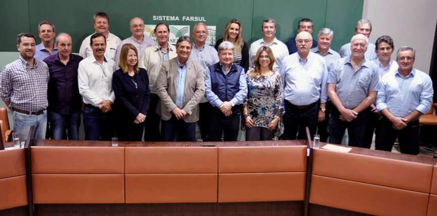 OSul_noticias's tweet photo. Gedeão Silveira Pereira é eleito presidente da #Farsul https://t.co/gyZRTSfzMI #Eleições2018 #GedeãoPereira https://t.co/VQq1CWn8Tv