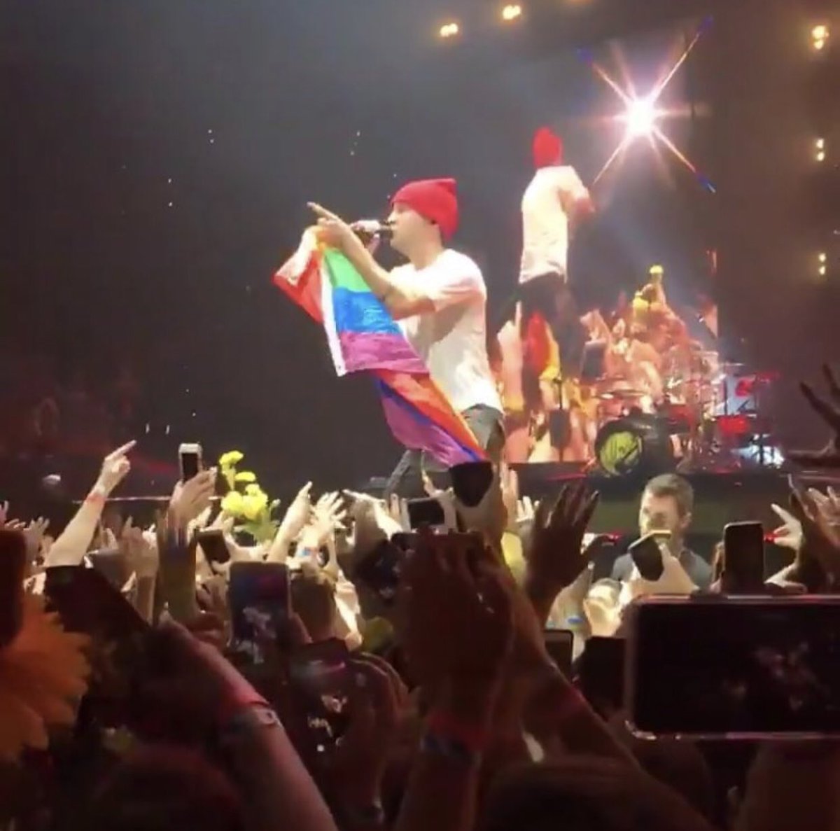 Jessie_Skeleton's tweet photo. The most 

     💛 I C O N I C 💛 

      moment of 2018 https://t.co/K4Hi0bHggk