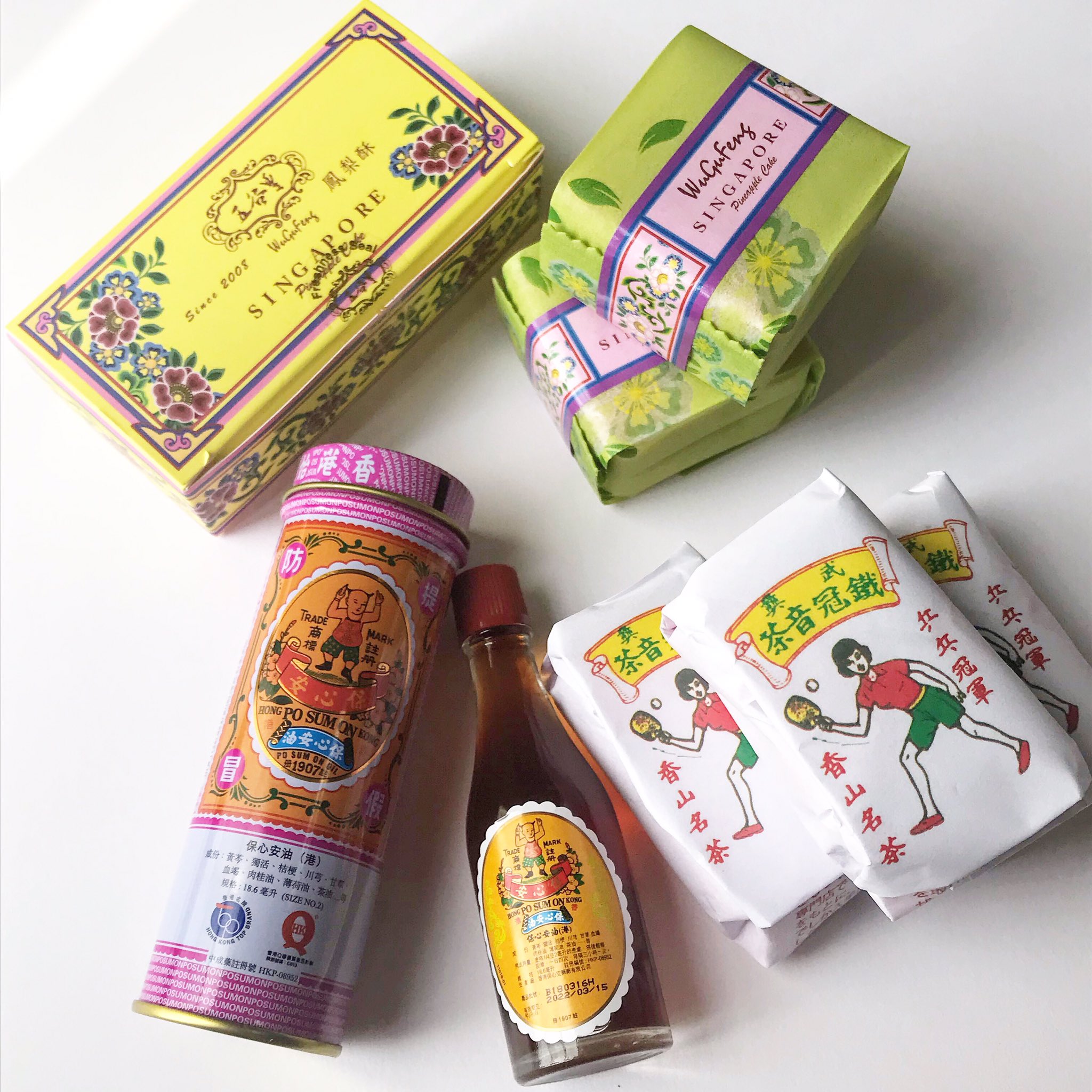 曽田啓子 Keiko Soda シンガポールのお土産もらいました 保心安油は頭痛や腹痛によく効く人気のオイル パイナップルケーキに中国茶は美味 どれも可愛い Singapore Souvenir Gift Posumon Wugufeng Peksinchoon シンガポール お土産 保心安油