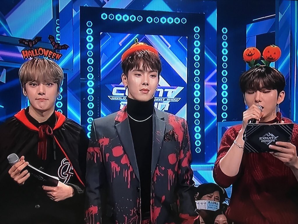 awnu12's tweet image. When #Regular3rdWin shownu minhyuk and kihyun become the MC to announce the winner. 

When #ShootOut1stWin Jeno become the MC to announce the winner. 

My feel is so UwUload 😗😗

*serah nip serah!! 😂 yaemang kurang asupan interaksi MONCT X yagini hmmm samboonngg aja teros!!