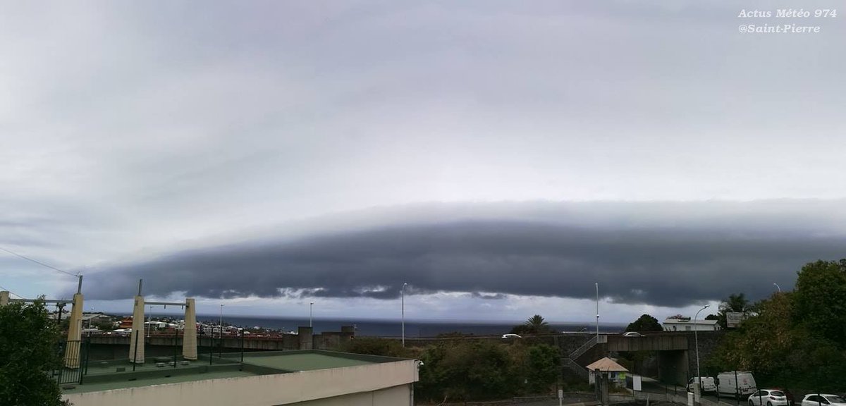 ActusMeteo974's tweet photo. Ce mercredi 31 octobre, une ligne orageuse approchant de #LaRéunion par le Sud-Ouest génère des #arcus observés dans le Sud et l'Ouest de l'ïle. #Clouds #HeyMeteoFrance #meteo974 https://t.co/27yX8aYbl7