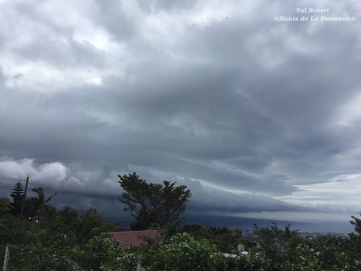 ActusMeteo974's tweet photo. Ce mercredi 31 octobre, une ligne orageuse approchant de #LaRéunion par le Sud-Ouest génère des #arcus observés dans le Sud et l'Ouest de l'ïle. #Clouds #HeyMeteoFrance #meteo974 https://t.co/27yX8aYbl7