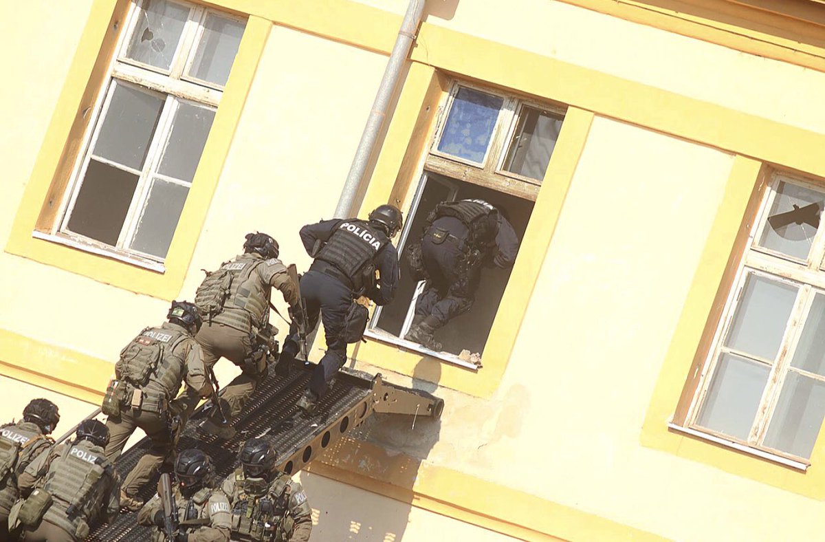 Patriot3Inc's tweet photo. Multiple #Patriot3 MARS and ARC #ElevatedTacticsSystems were deployed by Counter Terror Units from Slovakia, Austria, Croatia, Czech Republic, Hungary, and Slovenia during a large anti-terror exercise in Slovakia, called #ATLASCommonChallenge 2.0!

#atlasexercise #elevatedtactics https://t.co/OX3HADSHKE