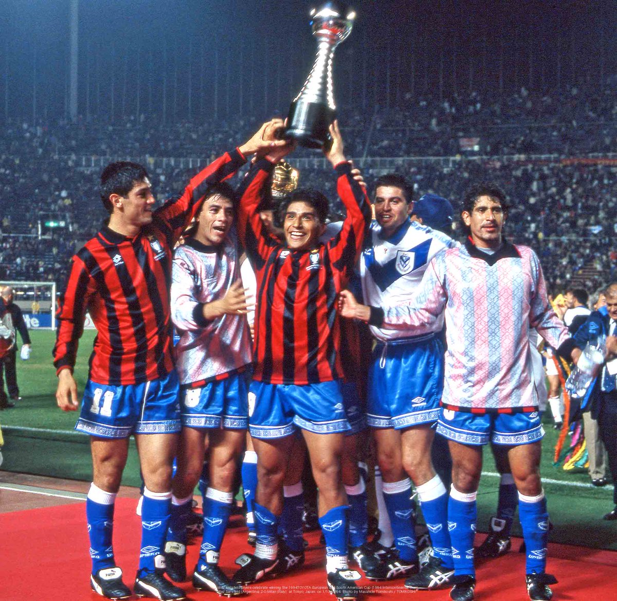 Vélez Sarsfield plyers celebrate winning the 1994TOYOTA European and South American Cup (1994 Intercontinental Cup), 
Vélez Sarsfield (Argentina) 2-0 Milan (Italy)  at Tokyo, Japan  1/12/1994  
Photo by Masahide Tomikoshi / TOMIKOSHI PHOTOGRAPHY