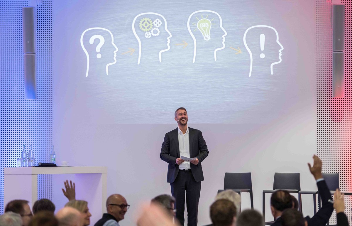 HOLM_Ffm's tweet photo. Start-up Tag #logmob18 im @HOLM_Ffm mit #gruenesosseindiewelt . L. Horne #uniti und KT Neumann #evelozcity gaben Einblicke in die Zukunft der #Elektromobilität mit #Vinceebert über Big Dadismus und uns selbst gelacht, bei LOGISTIK HEUTE diskutierten Start-ups Zukunft der Logistik https://t.co/OzENqNfkXj