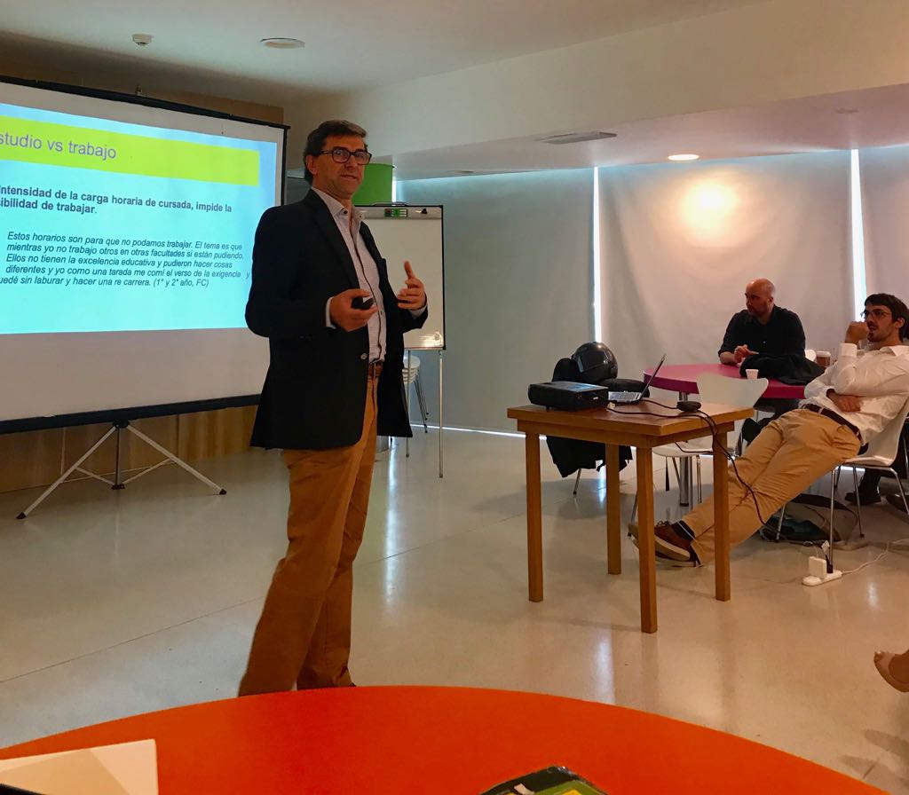 terebosch's tweet photo. "El docente hoy activa una conversación que se da en un entorno digital pero que valora la interacción personal": @damianfp @FcomAustral #DiseñoAustral https://t.co/AcQR5zewle