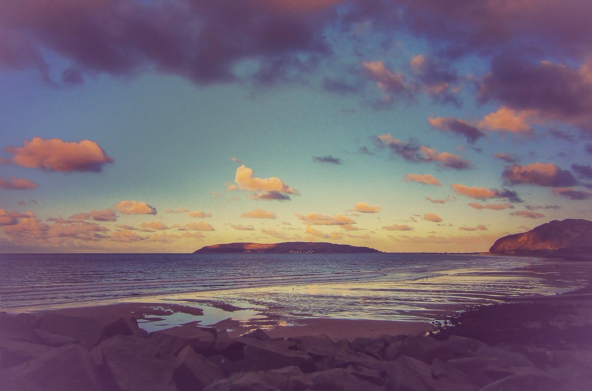 ItsYourWales's tweet photo. 'A Cloudy View', Great Orme, Llandudno #welshpassion from Penmaenmawr - Courtesy @madmaz2112 https://t.co/kTG1dPJIiE