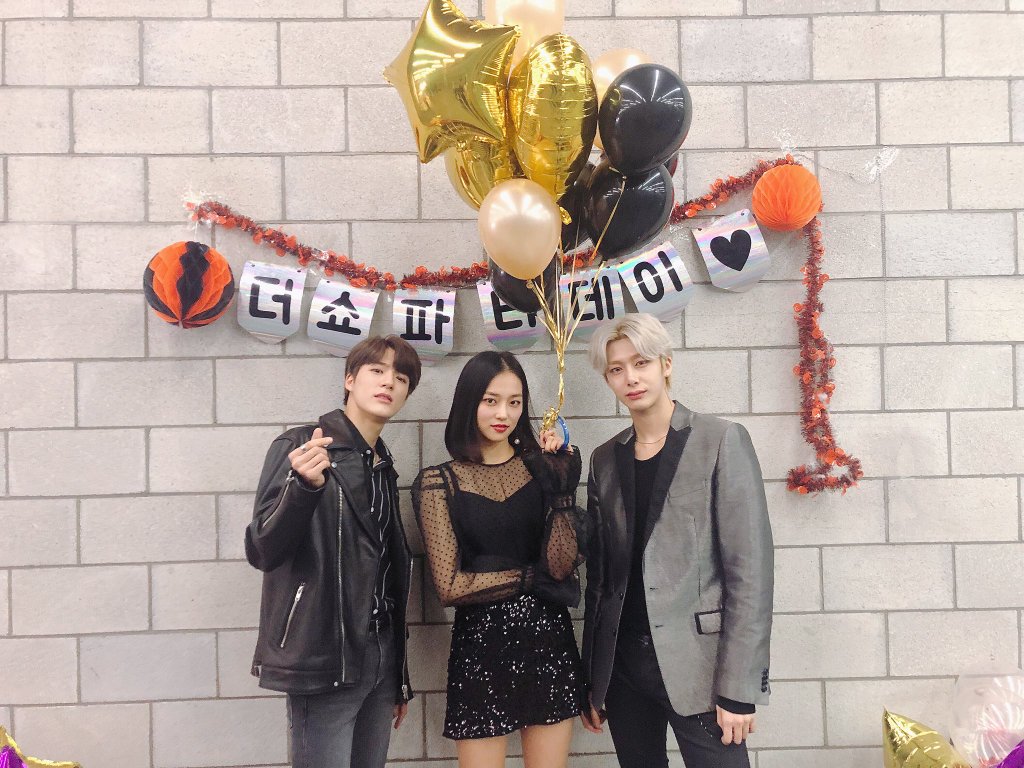 awnu12's tweet image. When #Regular3rdWin shownu minhyuk and kihyun become the MC to announce the winner. 

When #ShootOut1stWin Jeno become the MC to announce the winner. 

My feel is so UwUload 😗😗

*serah nip serah!! 😂 yaemang kurang asupan interaksi MONCT X yagini hmmm samboonngg aja teros!!